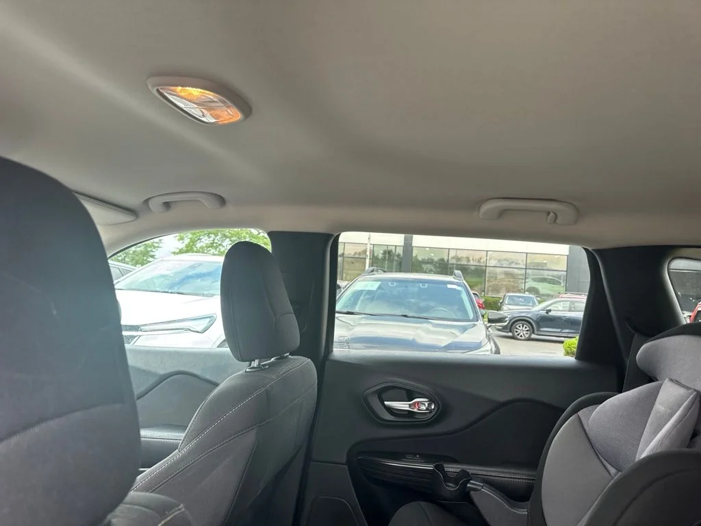 Used 2015 Red Jeep Latitude image 12