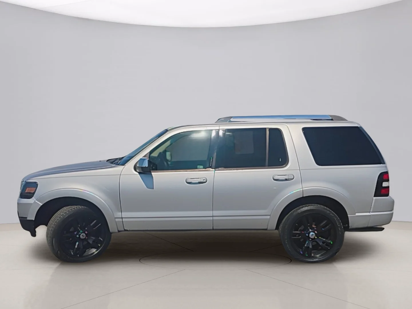 Used 2010 Silver Ford LIMITED image 2