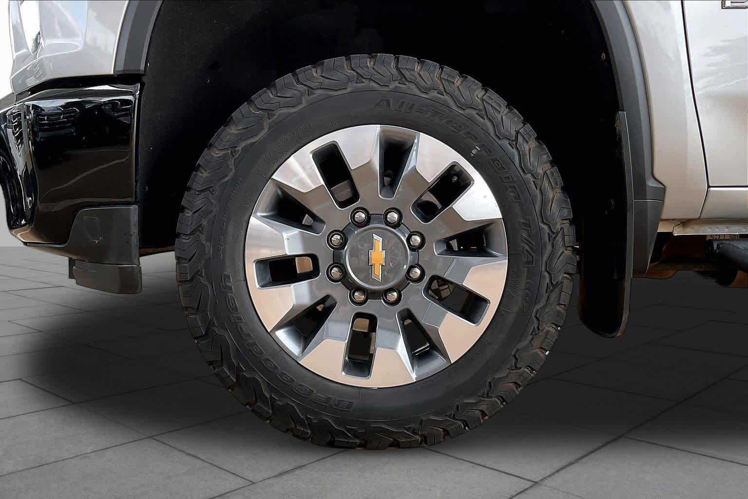 Used 2022 Silver Ice Metallic Chevrolet Custom image 11