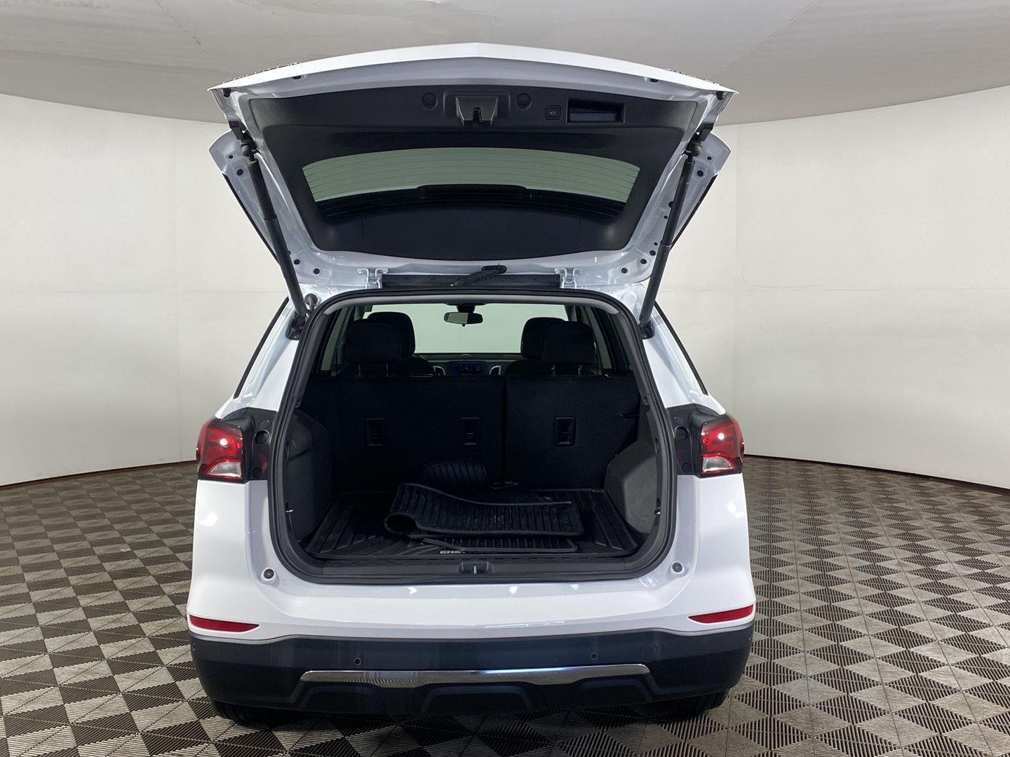 Used 2024 Summit White Chevrolet LT image 8