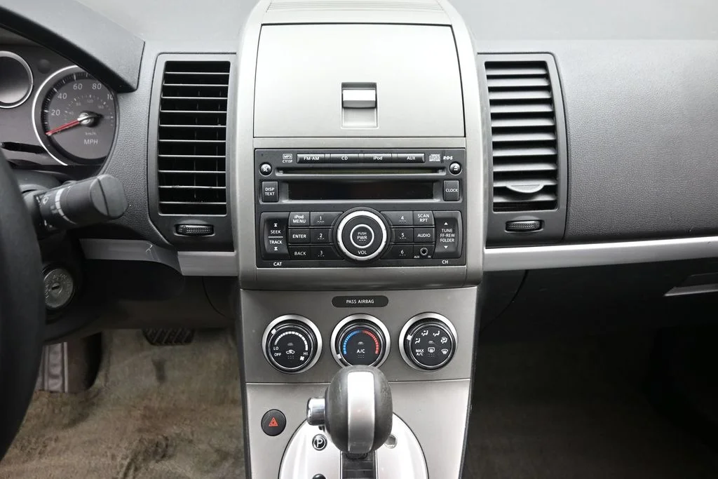 Used 2011 White Nissan 2.0 SR image 17