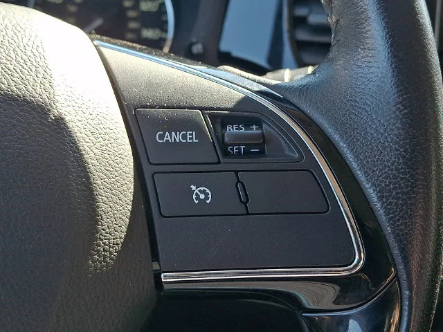 Used 2017 Silver Mitsubishi SEL image 23