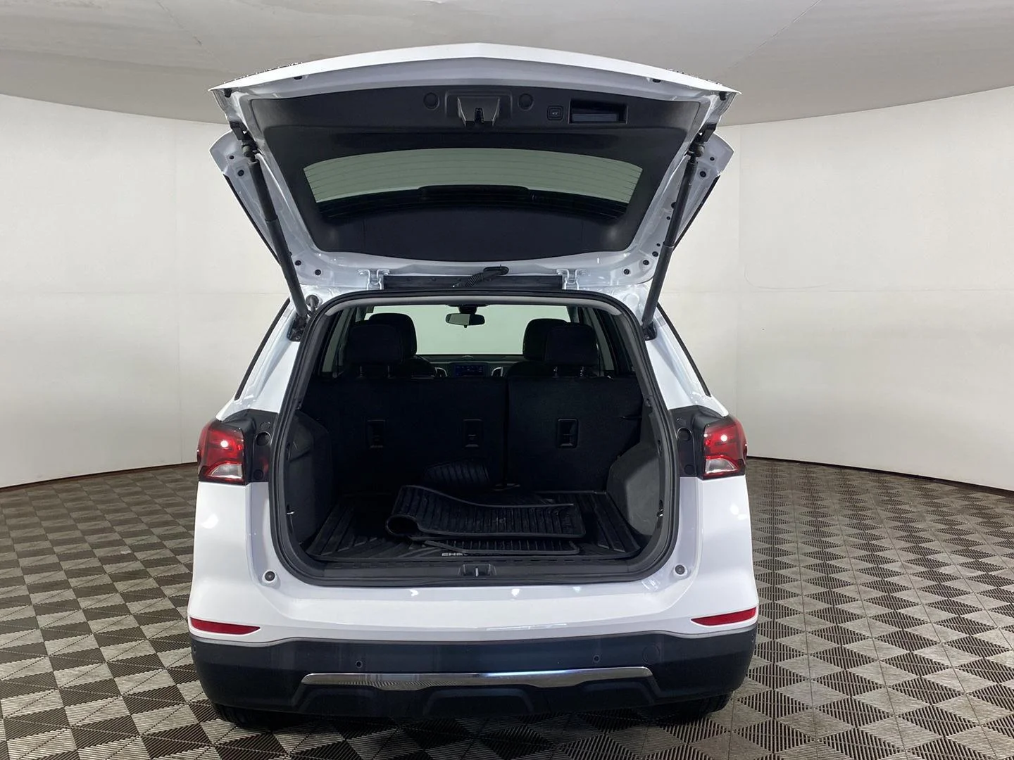 Used 2024 Summit White Chevrolet LT image 8