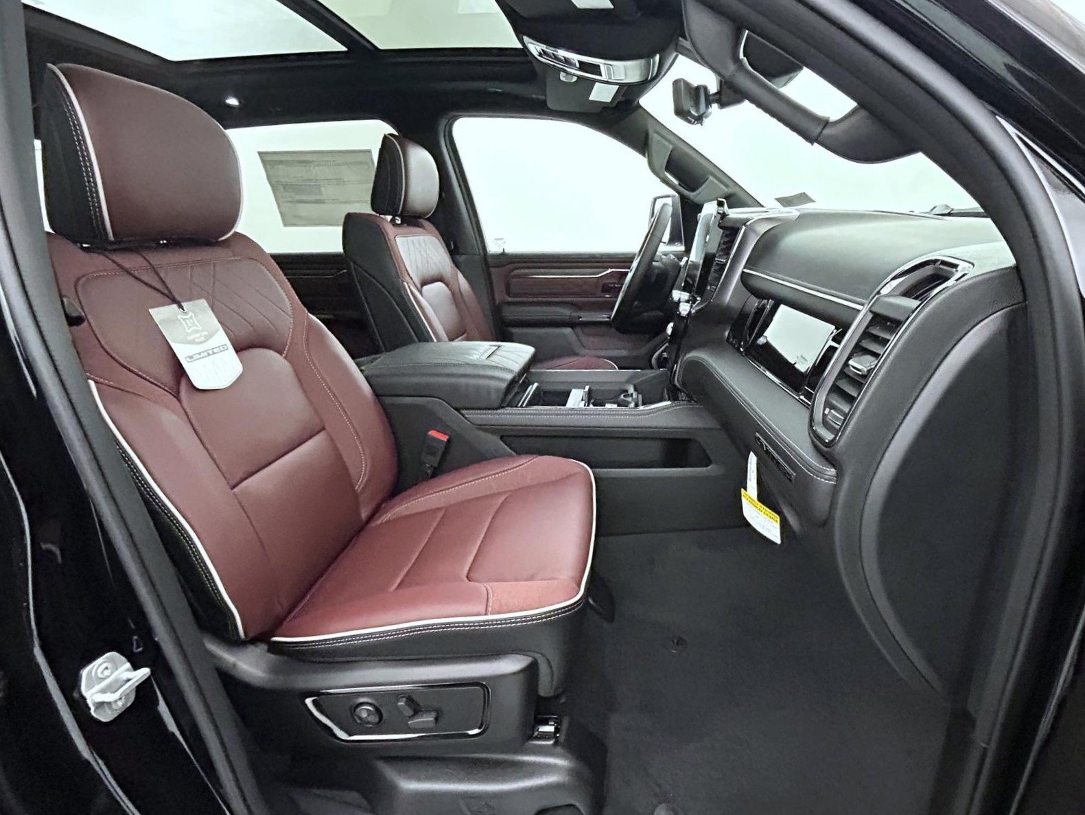 New 2027 Diamond Black Crystal Pearl-Coat Exterior Paint RAM Limited image 16
