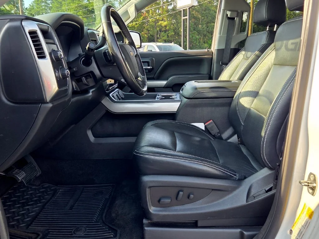 Used 2018 SUMMIT WHITE Chevrolet LT image 5