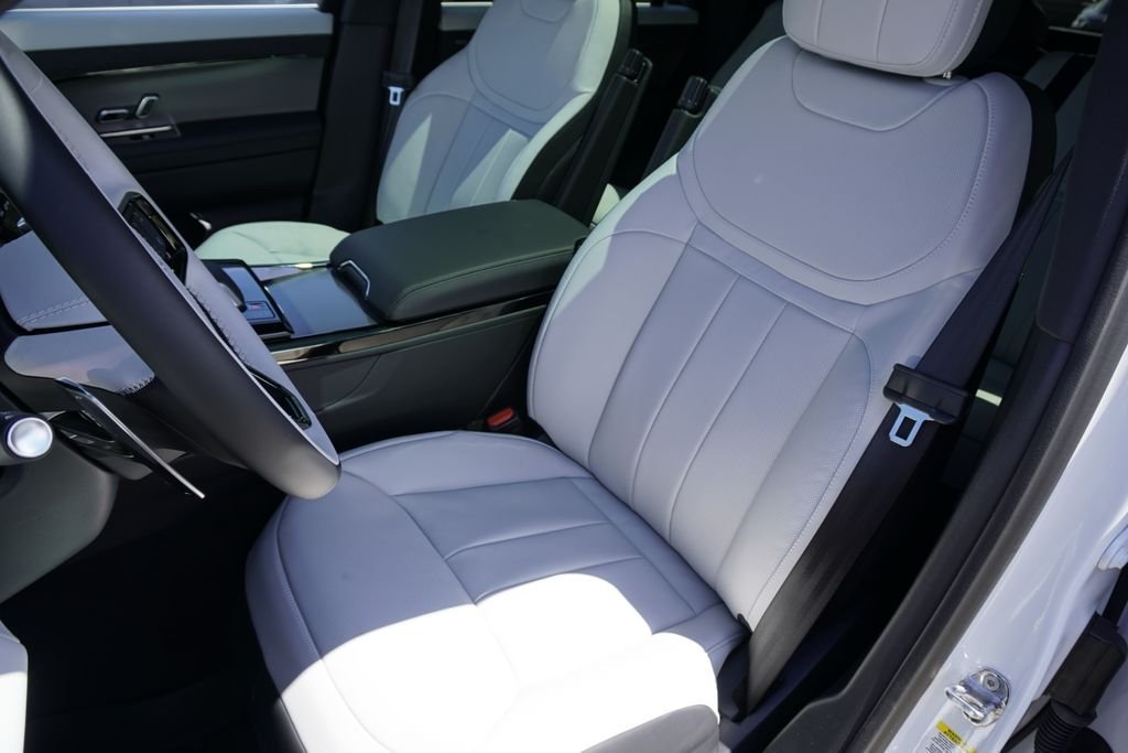 New 2026 Ostuni Pearl White LAND ROVER Dynamic SE image 20