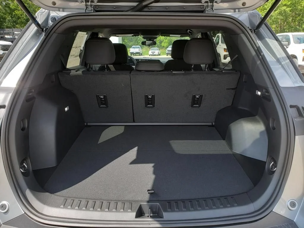 2027 Chevrolet Equinox LT - Photo 10
