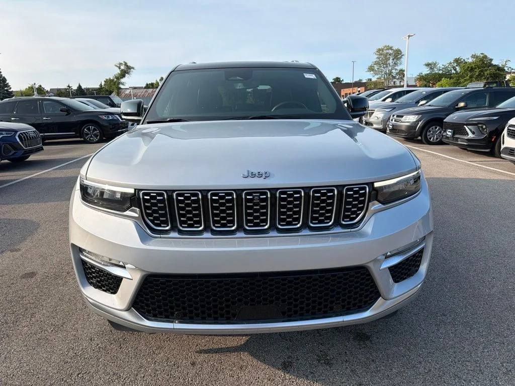 Used 2024 Silver Jeep Summit image 3