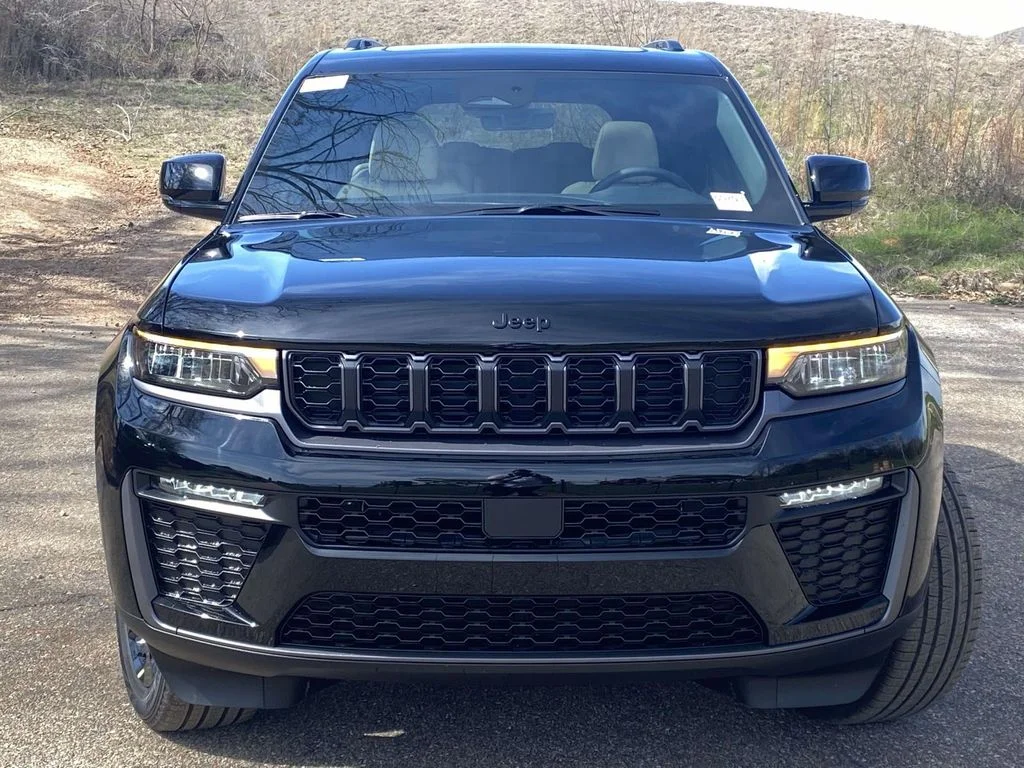 New 2026 Diamond Black Crystal Pearl-Coat Exterior Paint Jeep Limited image 32