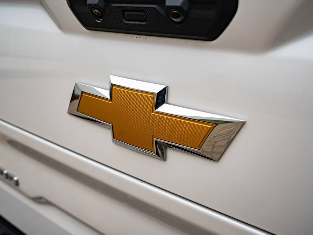 Used 2024 Iridescent Pearl Tricoat Chevrolet High Country image 18