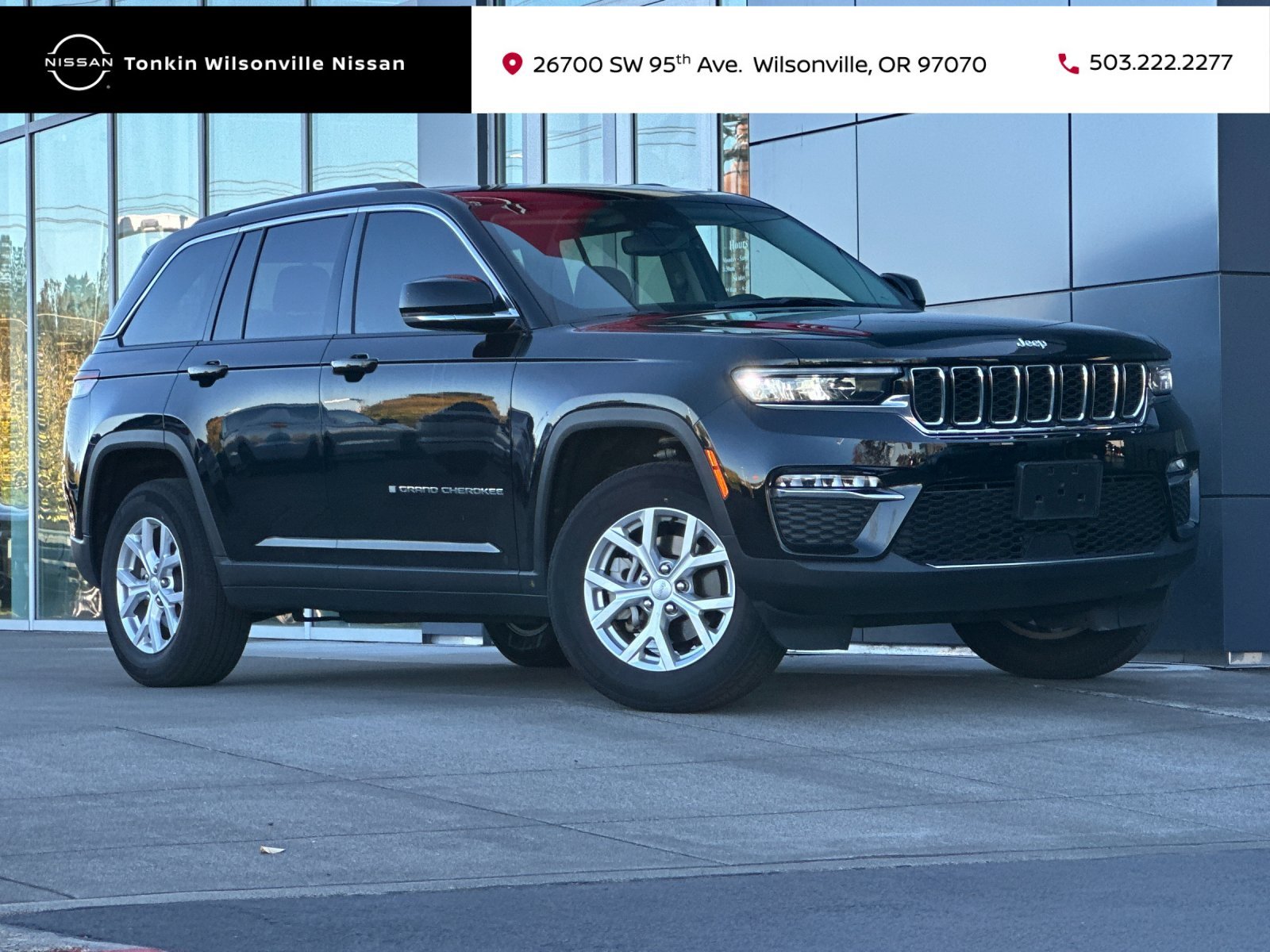 Used 2023 Diamond Black Crystal Pearlcoat Jeep Limited image 1