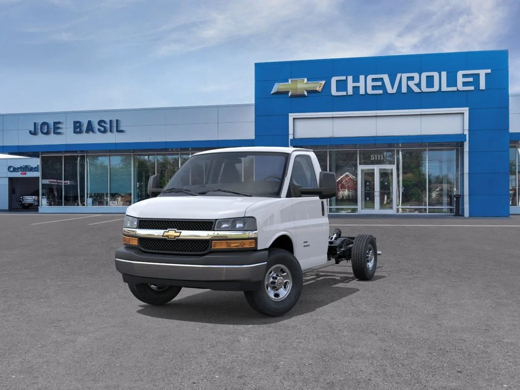 New 2026 Summit White Chevrolet 1WT image 8