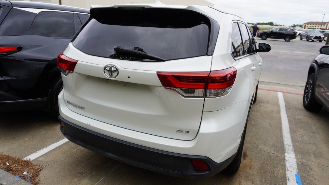 Used 2019 White Toyota XLE image 6