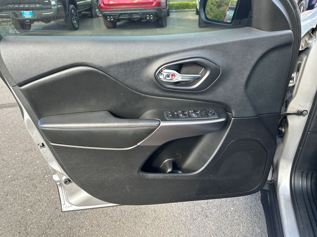 Used 2019 Silver Jeep Latitude image 13