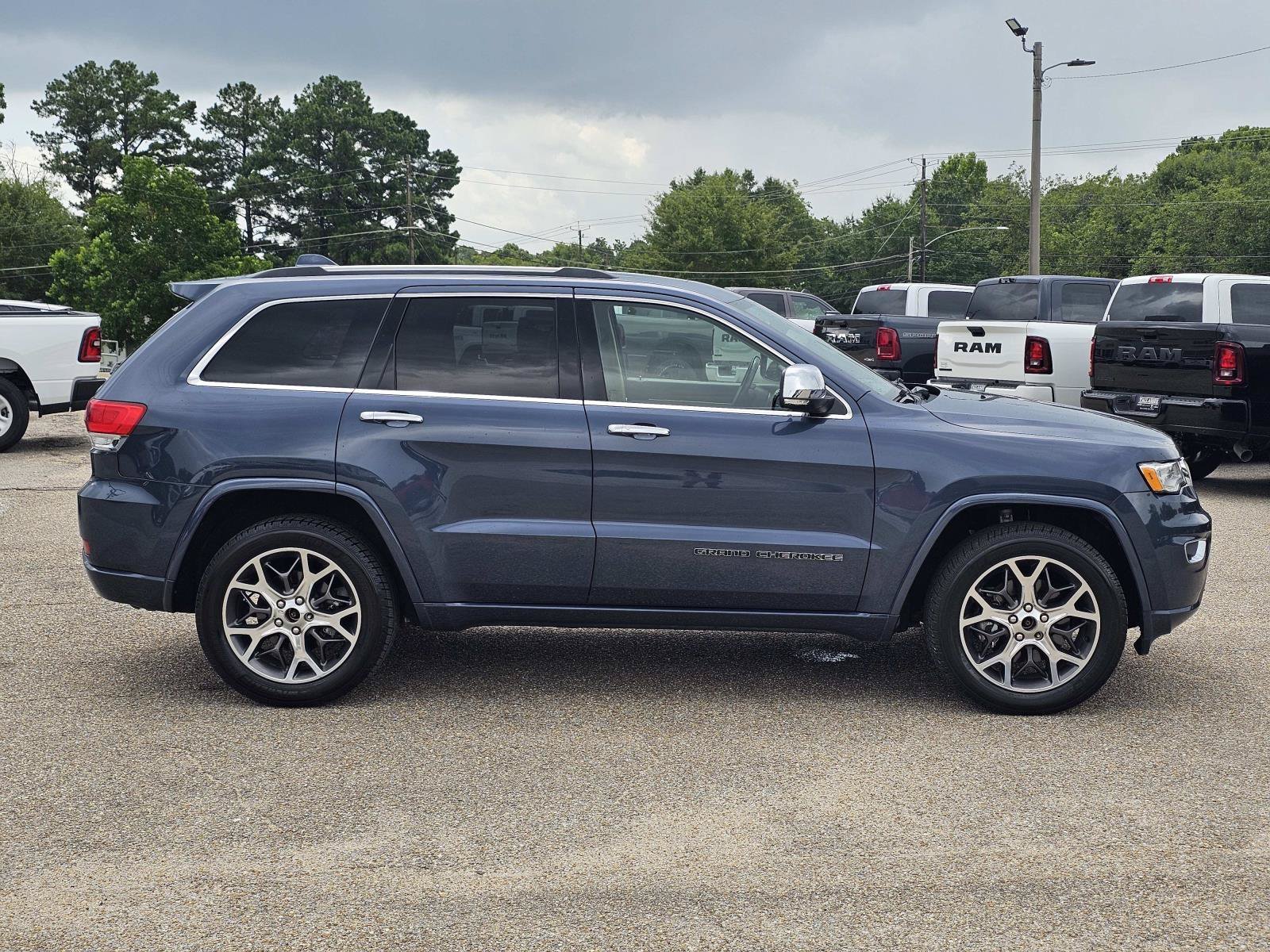 Used 2020 Slate Blue Pearlcoat Jeep Overland image 7