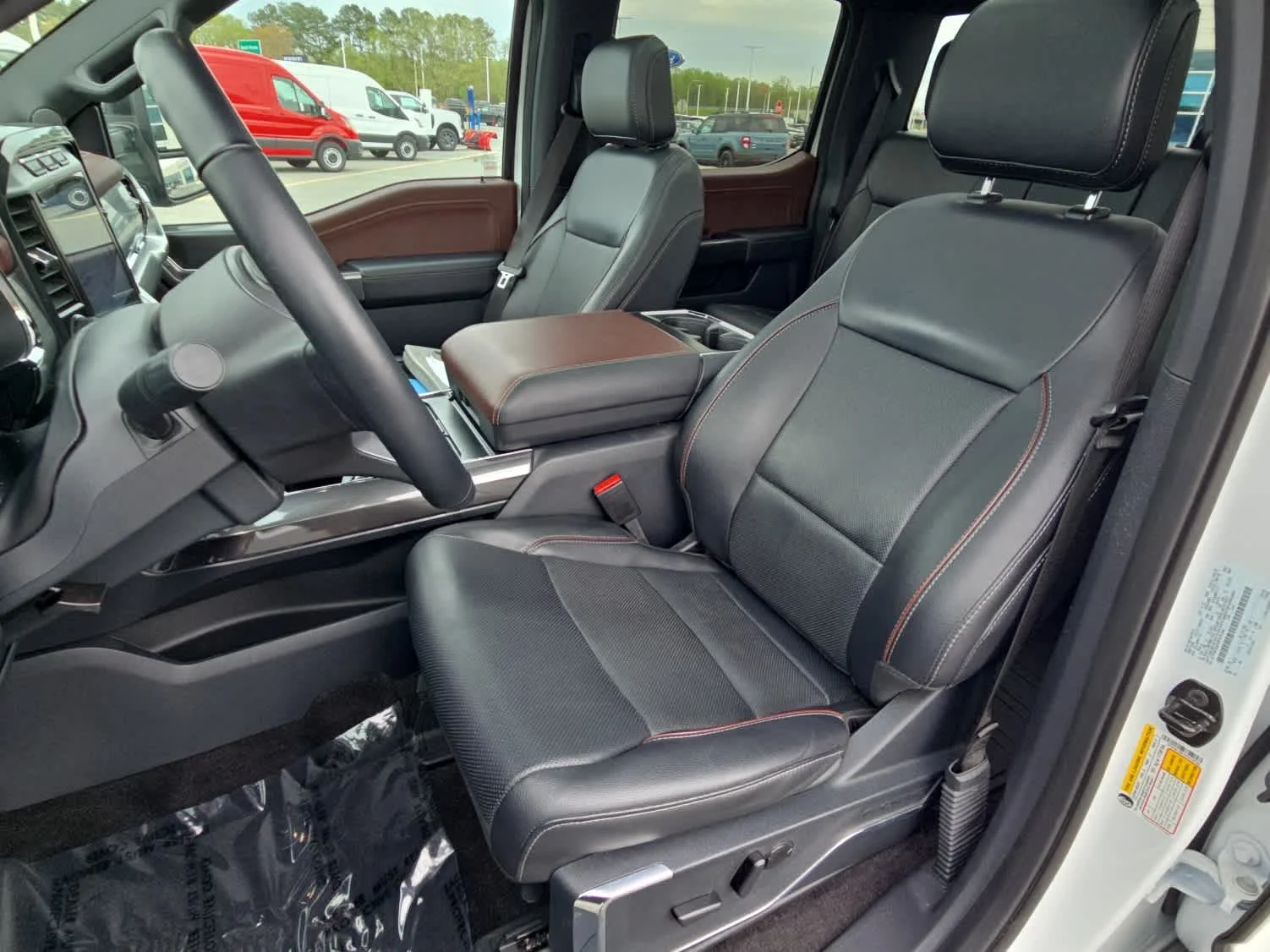 Certified Used 2023 Oxford White Ford LARIAT image 10