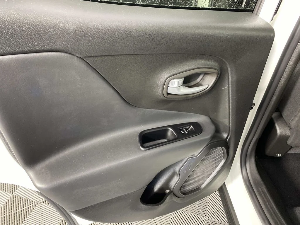 Used 2023 White Jeep Latitude image 26