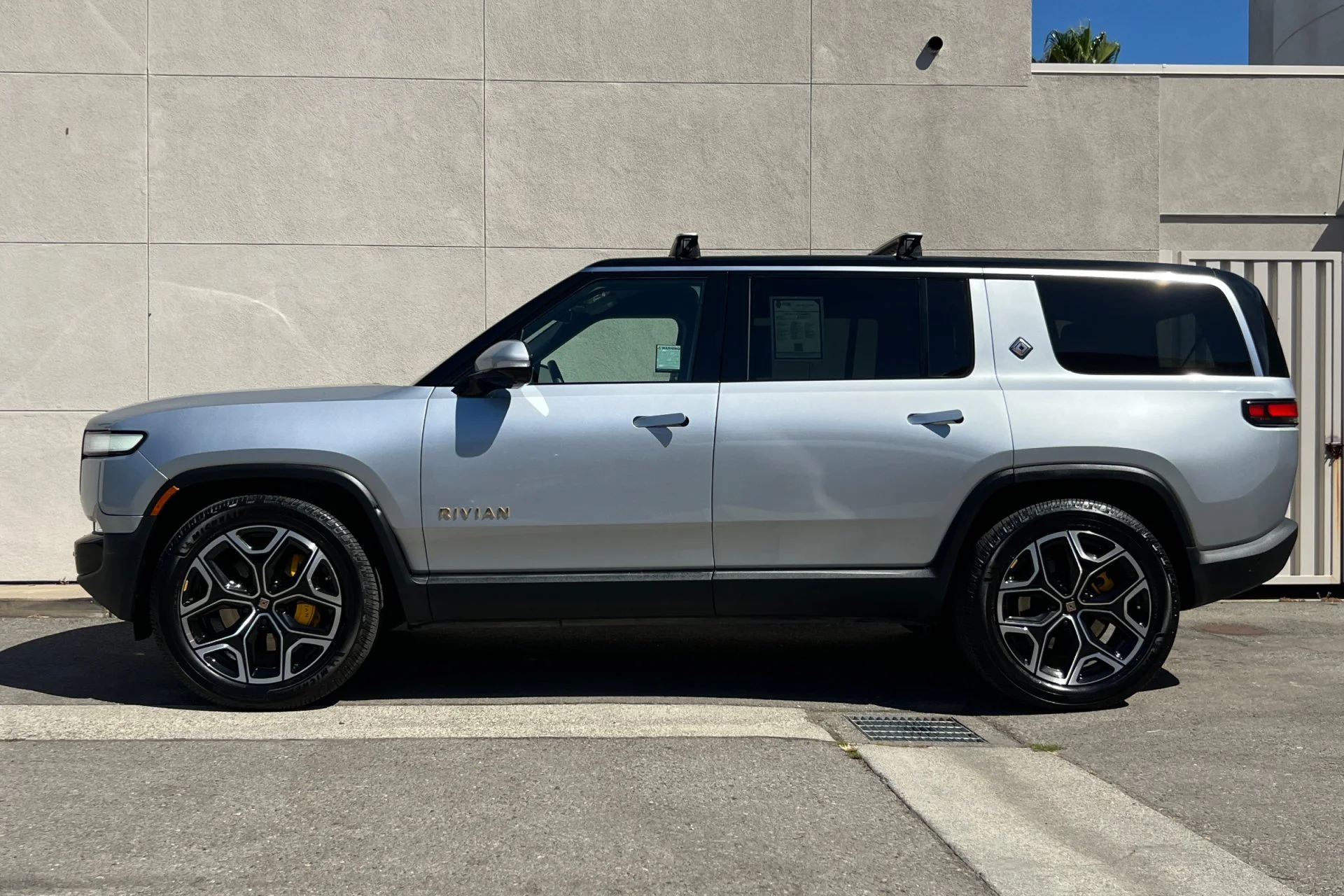Used 2023 LA Silver Rivian Adventure image 5