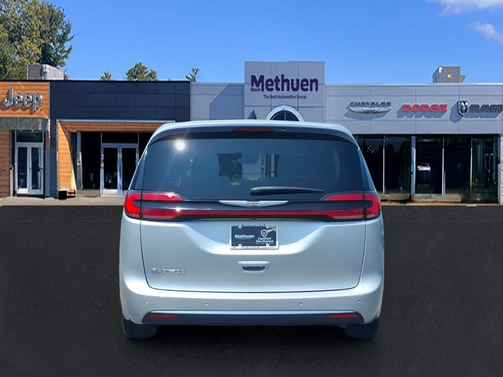 Used 2023 Silver Mist Clearcoat Chrysler Touring L image 5