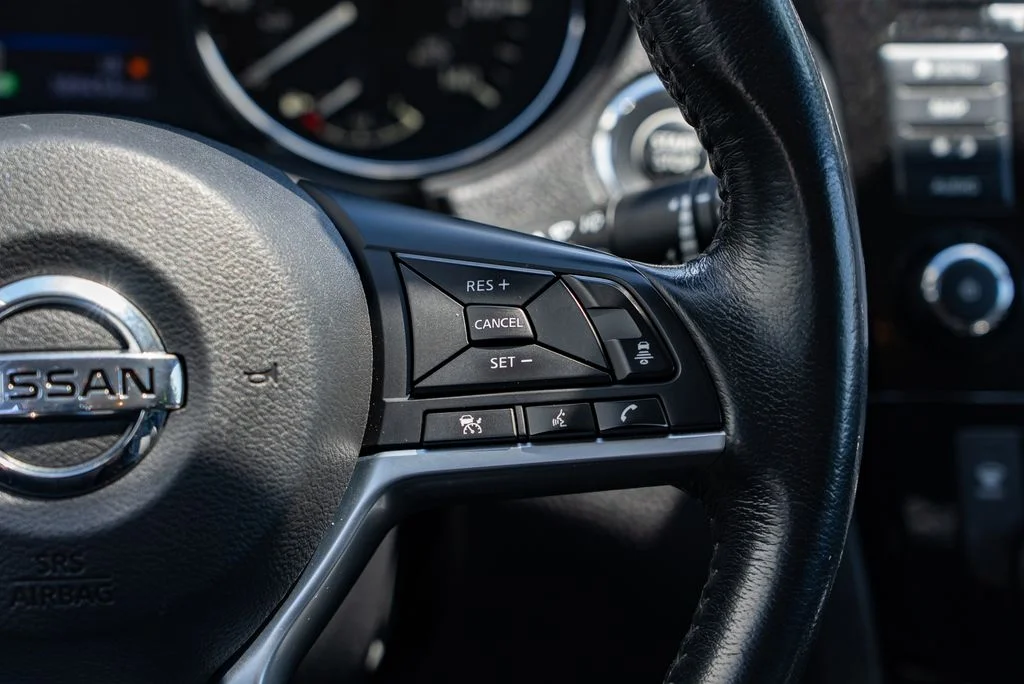 Used 2018 Silver Nissan SL image 14