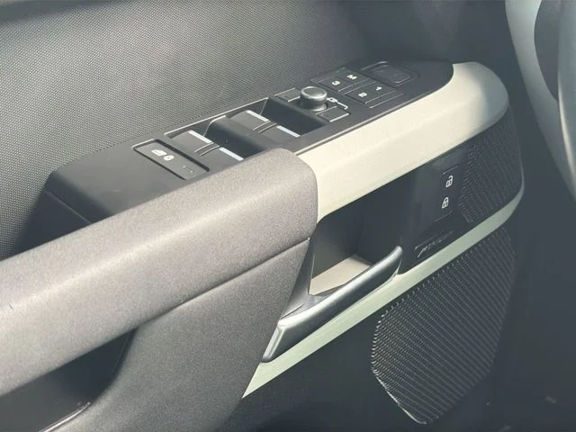 Used 2021 Gray Land Rover X-Dynamic SE image 17