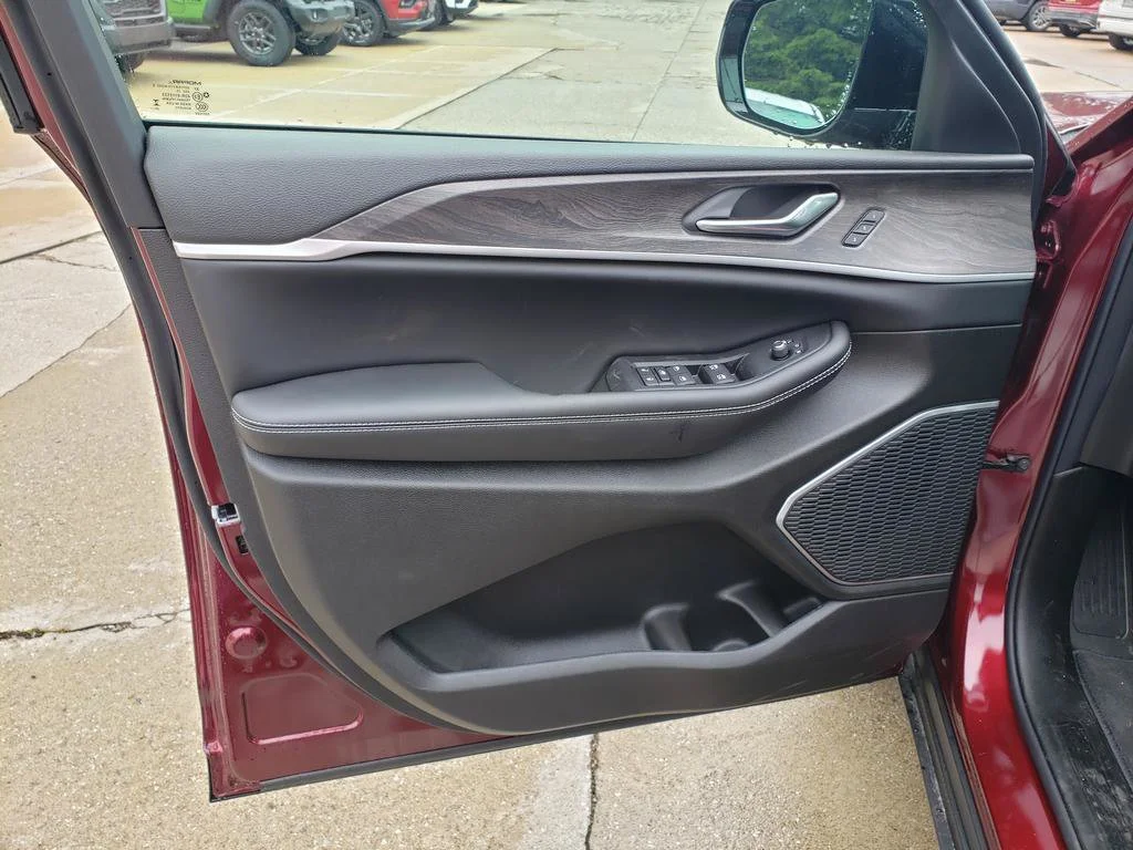 New 2026 Velvet Red Pearl-Coat Exterior Paint Jeep Limited image 13