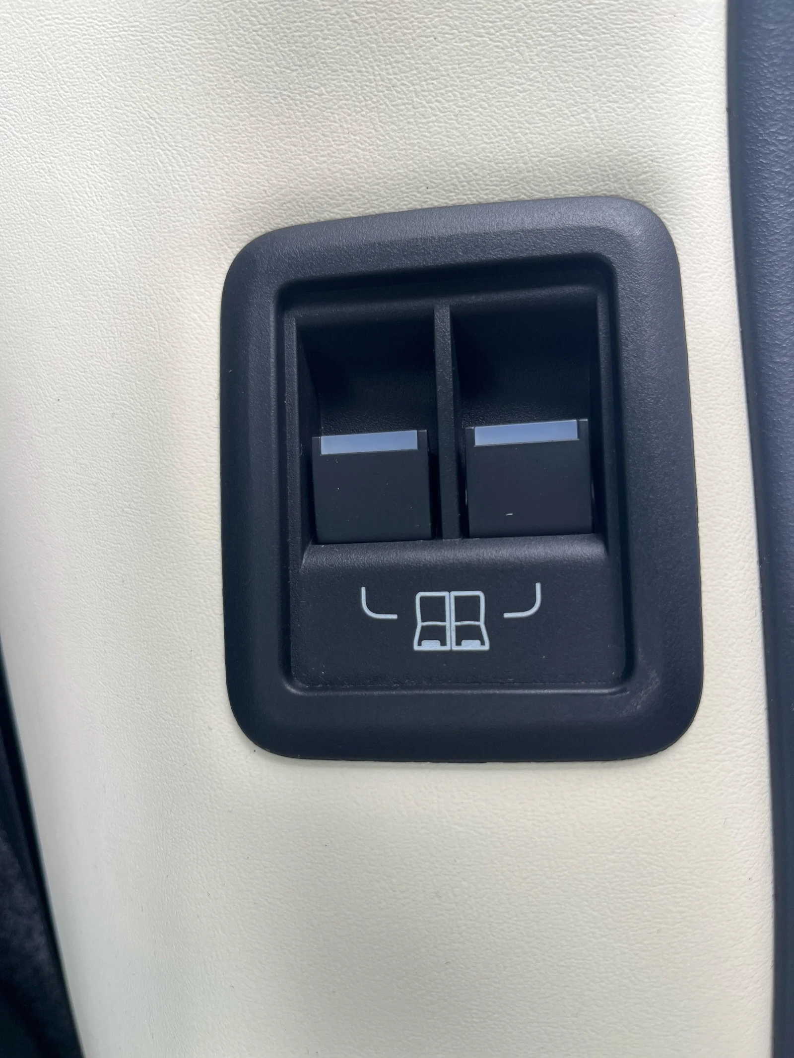 Used 2022 Fuji White Land Rover SE AWD image 36