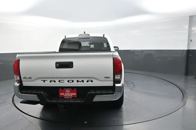 Used 2022 White Toyota SR5 image 58