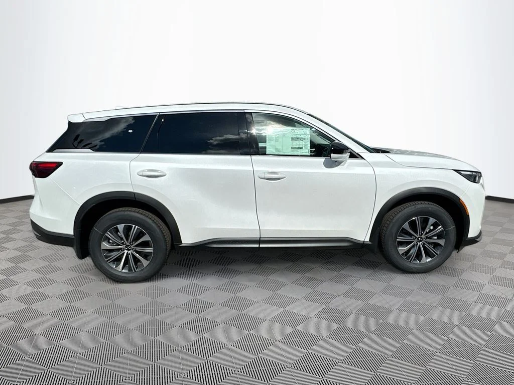 New 2027 RADIANT WHITE INFINITI Pure FWD image 4
