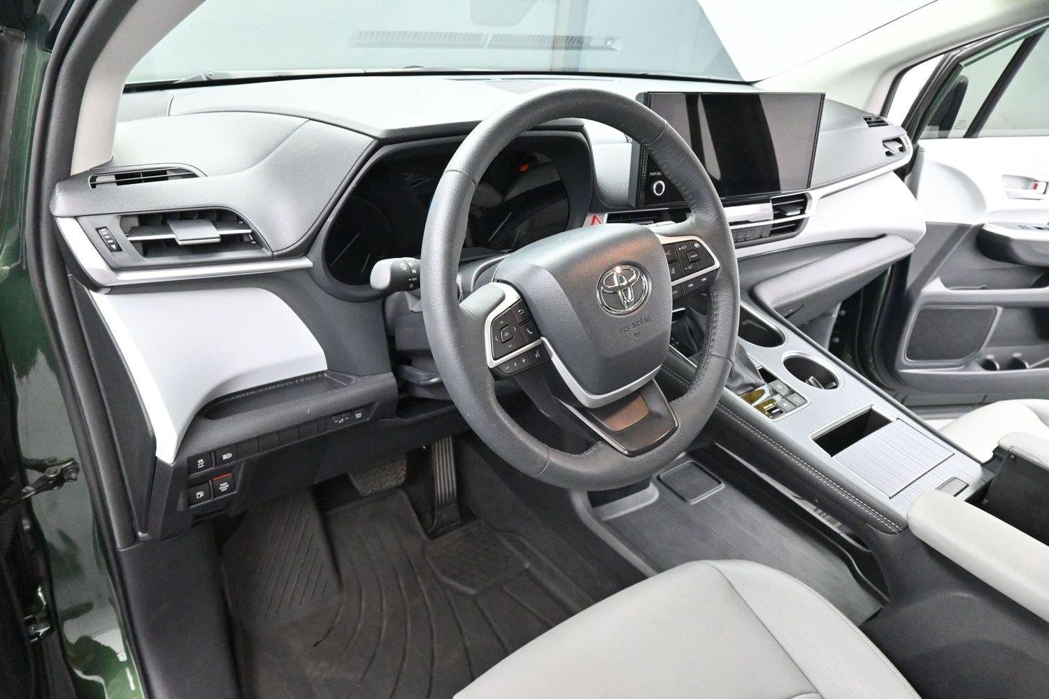 Used 2025 Cypress Toyota XLE 8-Passenger image 16