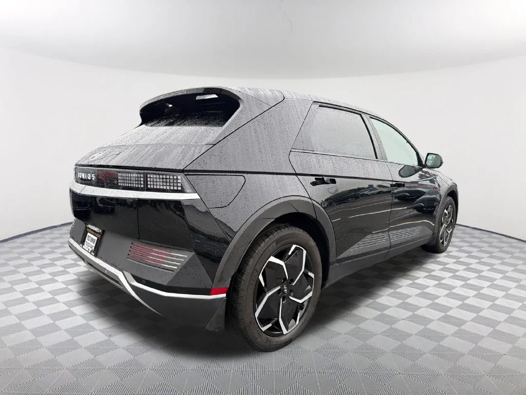 Used 2024 Black Hyundai SEL image 5