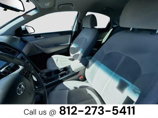 Used 2016 White Hyundai SE image 19