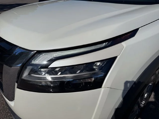 Used 2023 Pearl White Nissan SL image 12