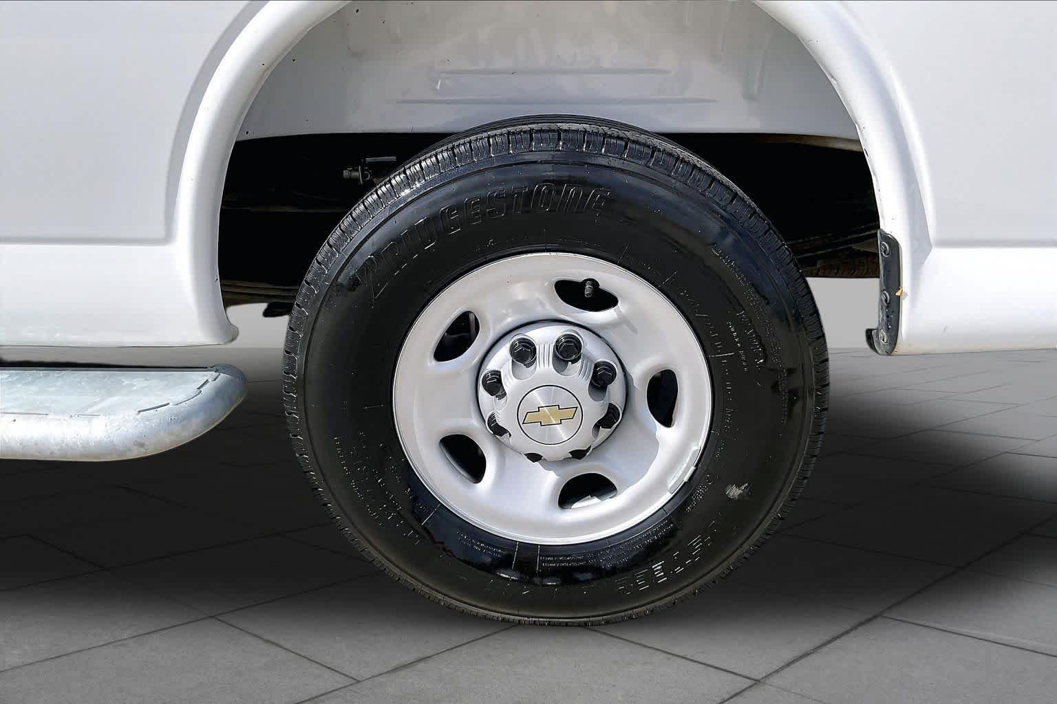 Used 2025 Summit White Chevrolet  image 9