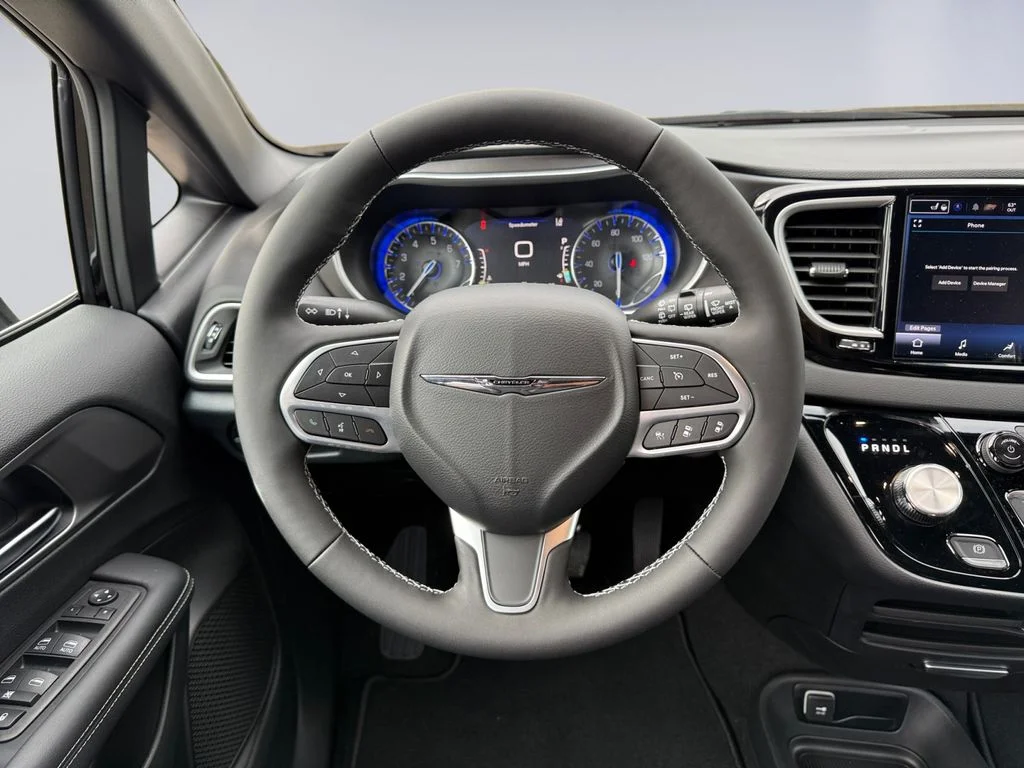 2025 Chrysler Voyager LX - Photo 14