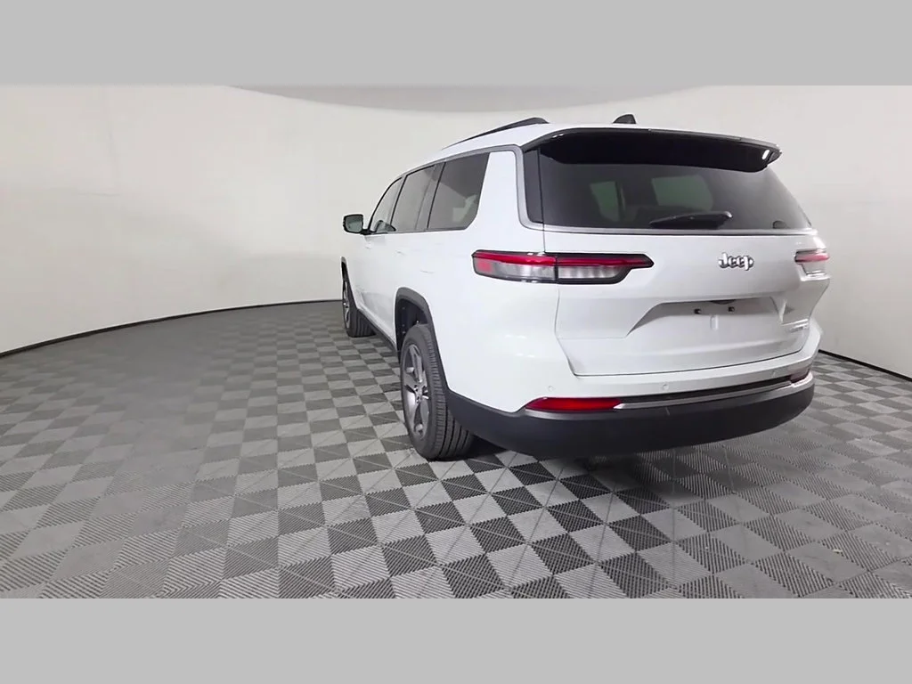 New 2026 Bright White Clear-Coat Exterior Paint Jeep Limited image 30