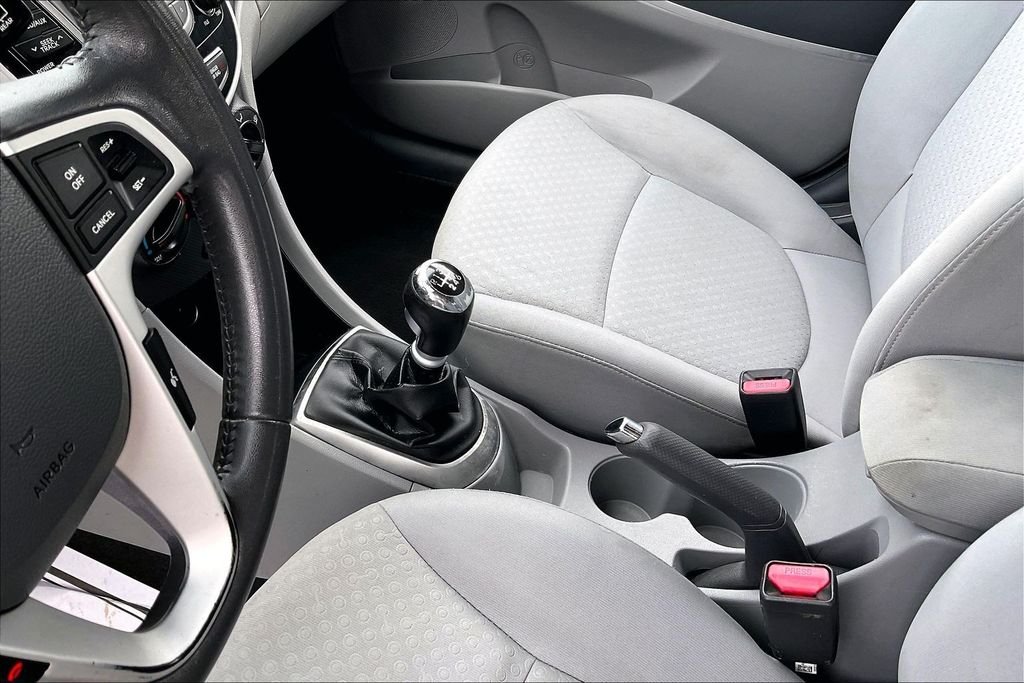 Used 2013 Black Hyundai SE image 16