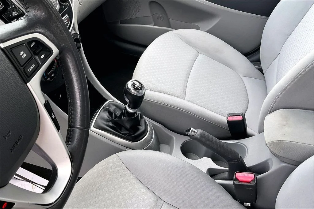 Used 2013 Black Hyundai SE image 16
