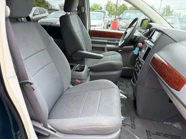 Used 2009 Green Chrysler Touring image 28
