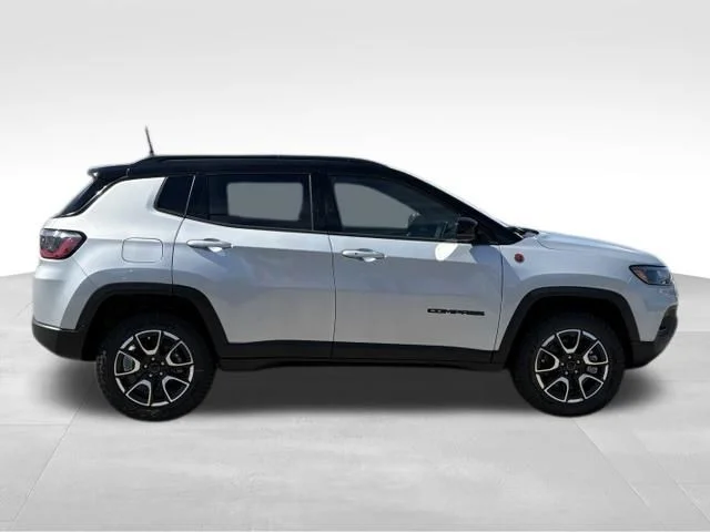 New 2026 Silver Zynith Metallic Clear-Coat Exterior Paint Jeep Trailhawk image 9