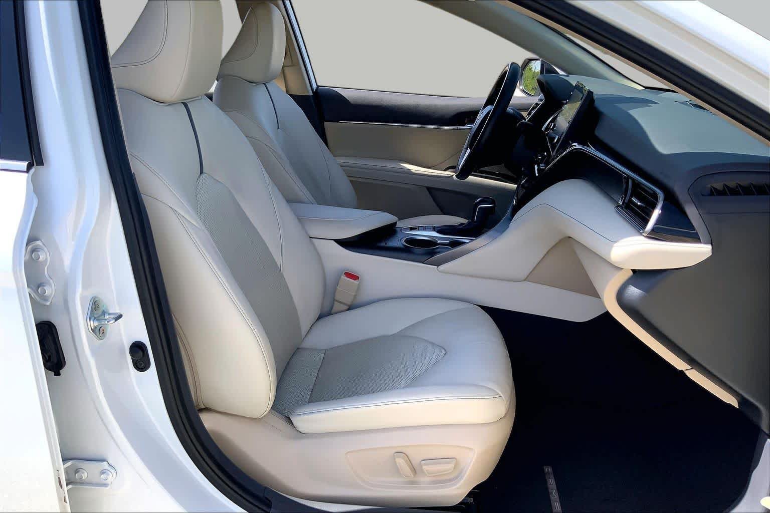 Used 2022 Wind Chill Pearl Toyota XLE image 9