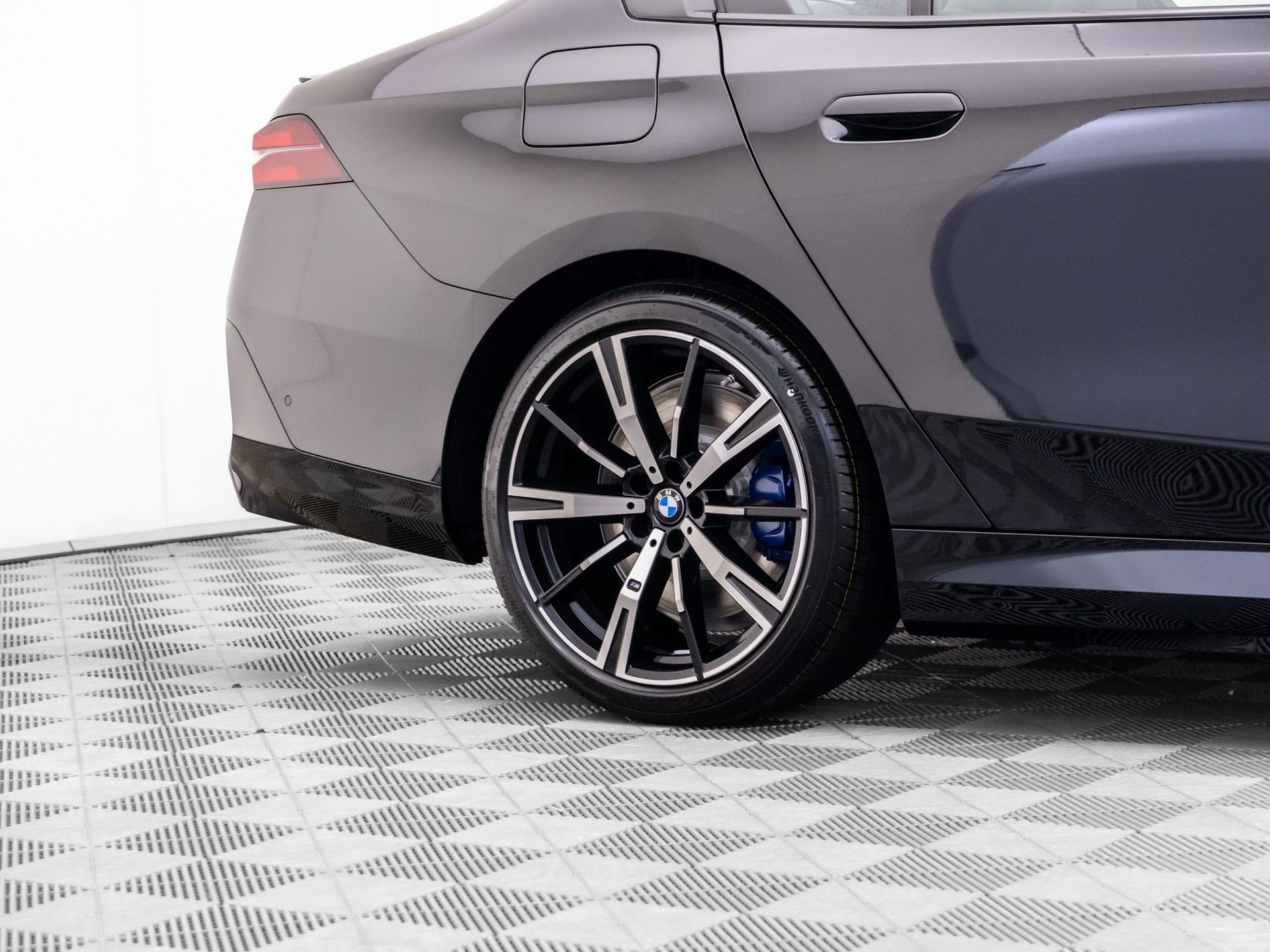 New 2027 Black Sapphire Metallic BMW 550e xDrive image 36