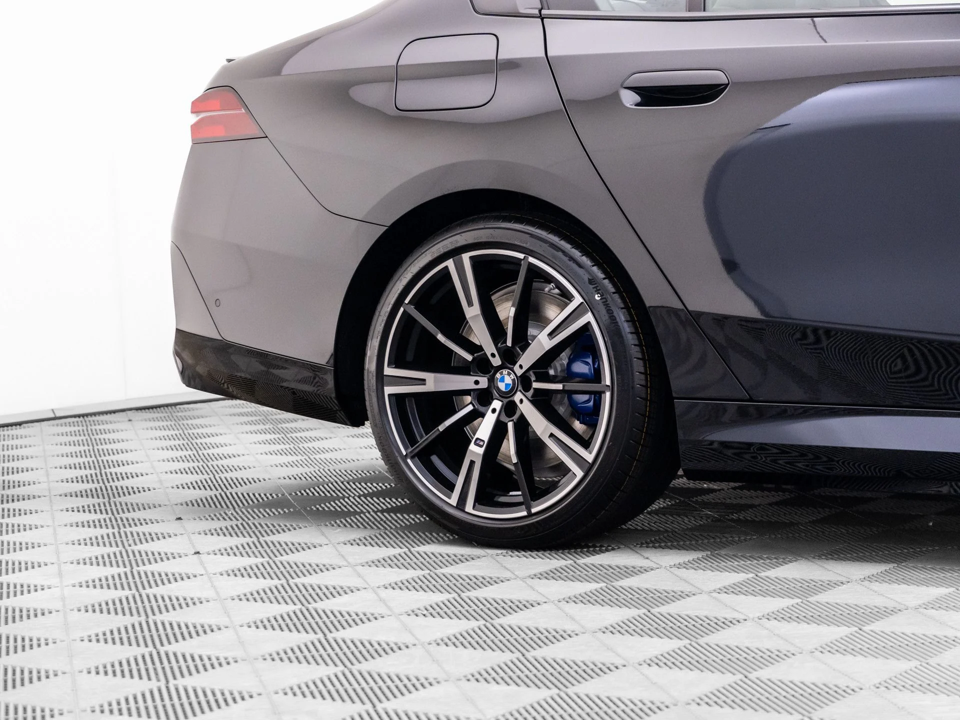 New 2027 Dk. BMW 550e xDrive image 36