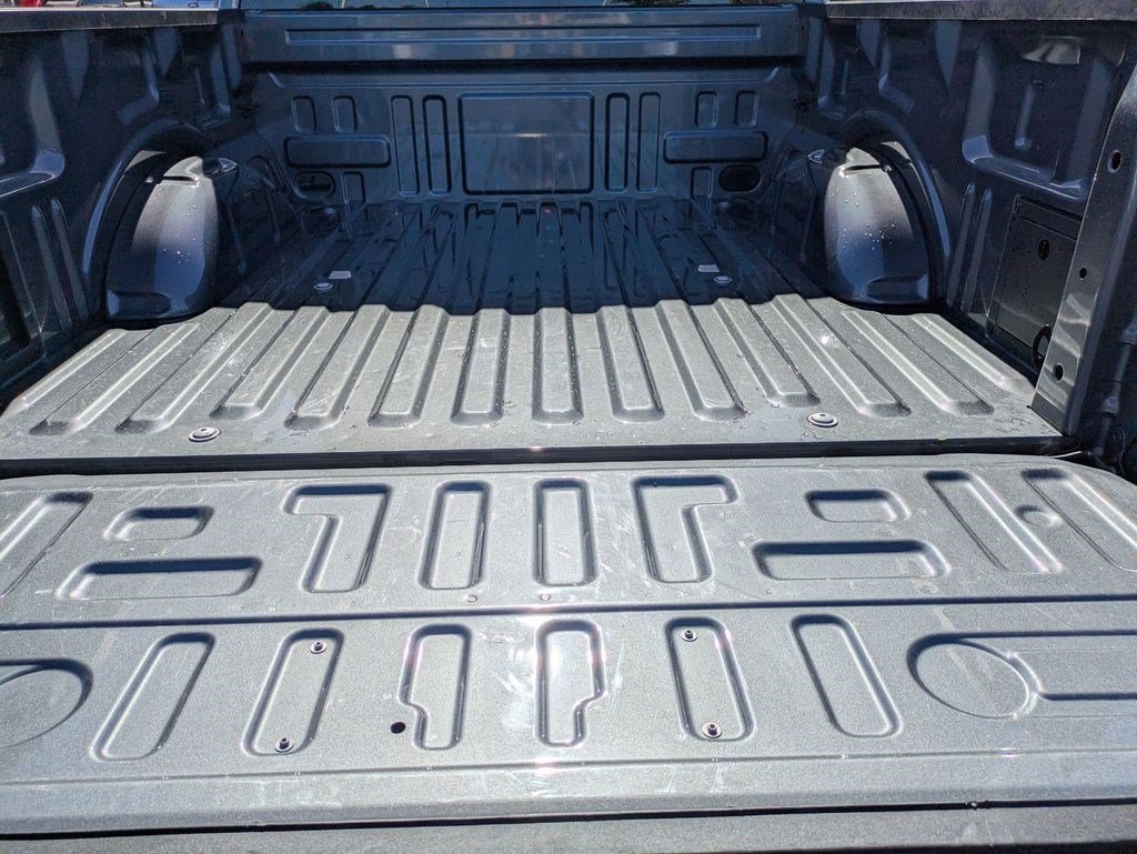 Used 2025 Gray Metallic Ford LARIAT image 28