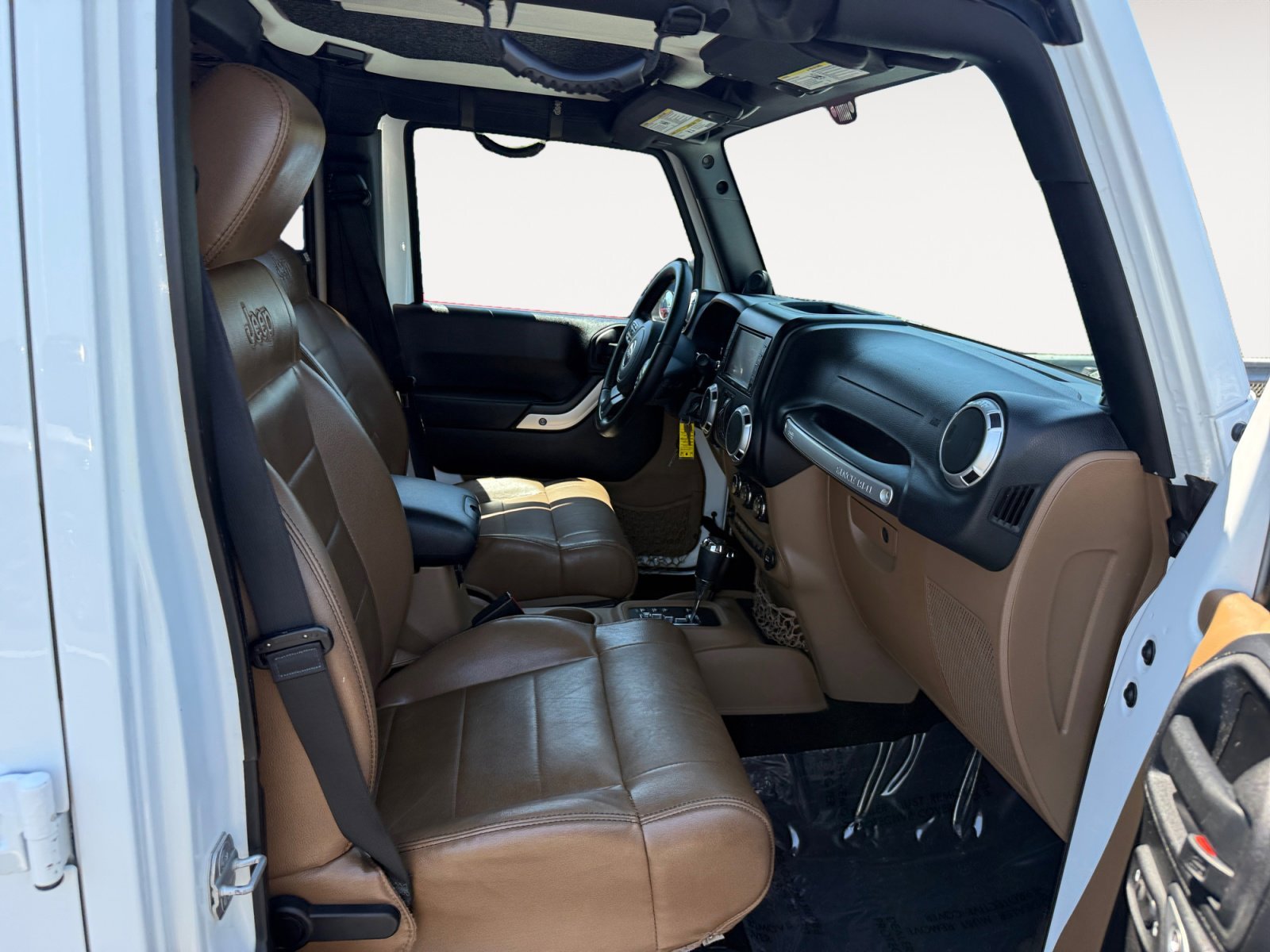 Used 2012 Bright White Clearcoat Jeep Unlimited Rubicon image 19