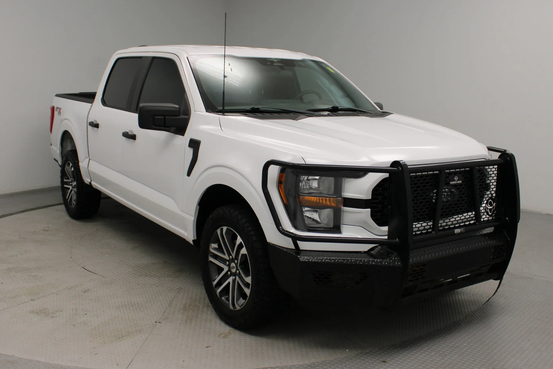 Used 2023 OXFORD WHITE Ford xl 4WD SUPERCREW 5.5