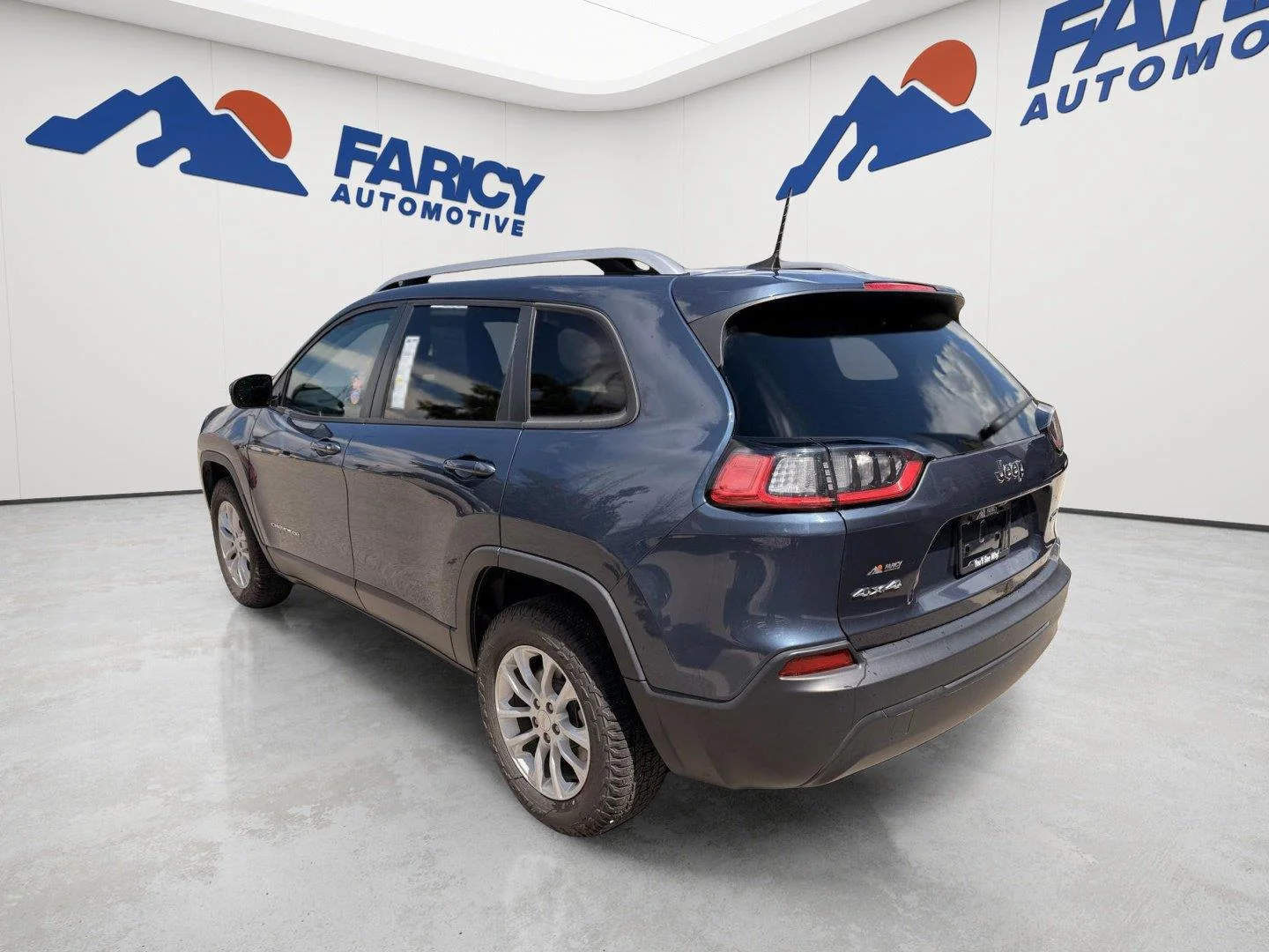 Used 2020 Slate Blue Pearlcoat Jeep Latitude image 3