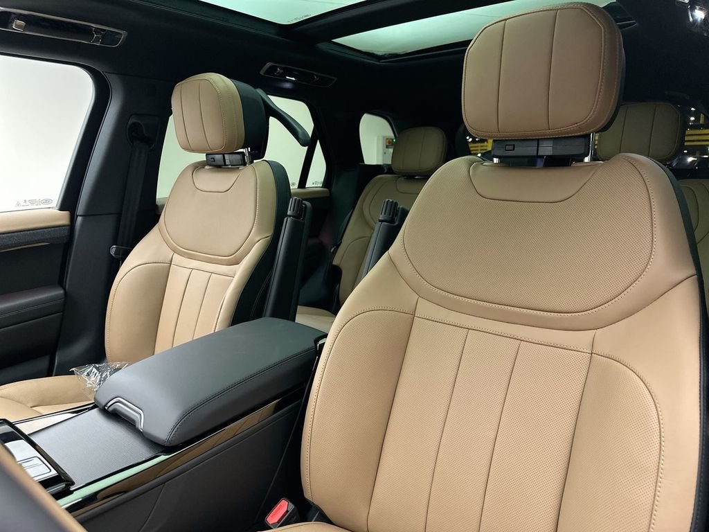 New 2026 Santorini Black Land Rover Dynamic SE image 10