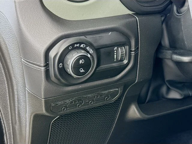 Used 2025 Black Jeep Mojave image 10