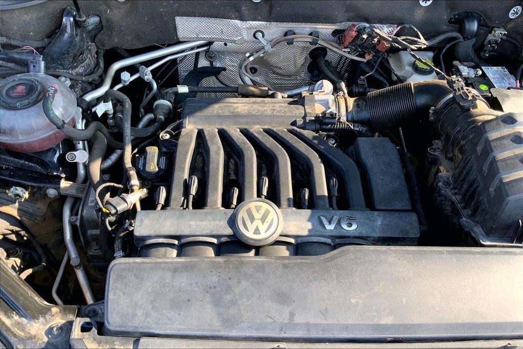 Used 2019 Deep Black Pearl Volkswagen 3.6L V6 SEL R-Line image 34